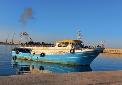 Migranti: in 450 su barcone arrivati nel porto di Pozzallo (ANSA)