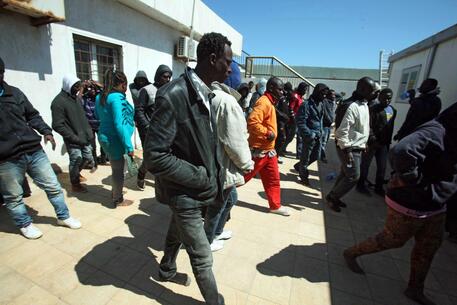 Migranti: Oim, oltre 20 mila migranti riportati in Libia © ANSA