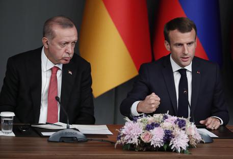 Il presidente turco Recep Tayyip Erdogan con il suo omologo francese Emmanuel Macron © EPA