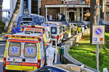 Le ambulanze in coda all'Ospedale Cotugno, Napoli, archivio 7 novembre 2020 © ANSA