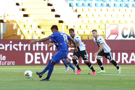 Parma-Fiorentina 0-1: al 19' pt Pulgar spiazza Sepe realizzando il rigore concesso per un fallo di Gagliolo ai danni di Venuti © ANSA