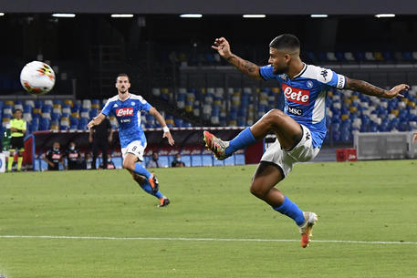 Napoli-Roma 2-1: al 37' st, con uno splendido destro a giro dal vertica sinistro dell'area, Insigne riporta in vantaggio il Napoli © ANSA