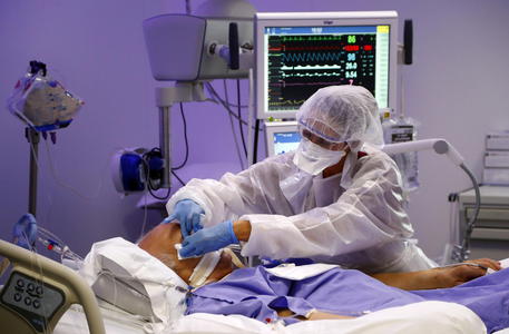 Un malato in terapia intensiva all'ospedale di Marsiglia © EPA