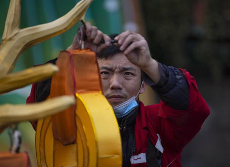 Lavoratore cinese all'opera © EPA