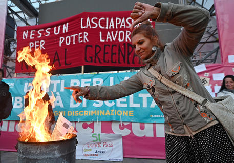 Green Pass: protesta in centro Torino, difendiamo diritti © ANSA