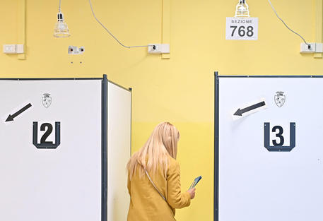 Cabine elettorali in un seggio (Foto Ansa) © ANSA