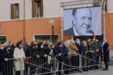 Ennio Doris, folla a Tombolo per i funerali del banchiere © ANSA