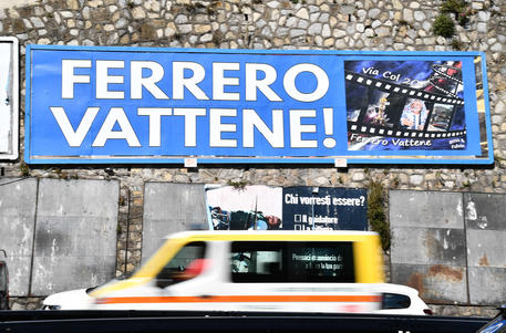 Calcio: 'Ferrero vattene', Genova tappezzata da pubblicit� © ANSA