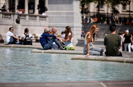 Gente in un parco a Londra © AFP
