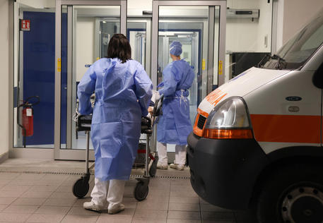 Covid: un malato arriva in ospedale © ANSA