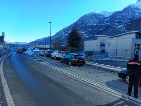 Covid: caos tamponi al Drive-in di Aosta, lunghe code © Ansa