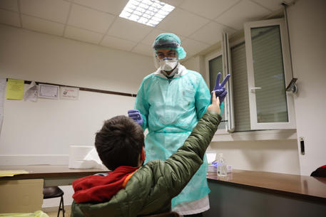 Assessore Lazio,'via tamponi a vaccinati,anche a scuola' © ANSA