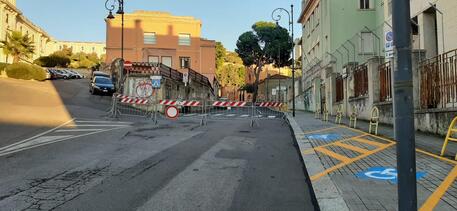 Muro pericolante a causa di un albero, chiusa via Porcell a Cagliari © ANSA