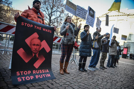 Cartelli contro Putin in occasione della prima della Scala © ANSA