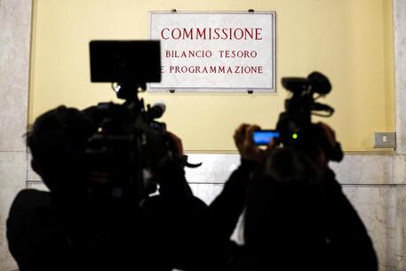 La targa della Commissione Bilancio della Camera (archivio) © ANSA