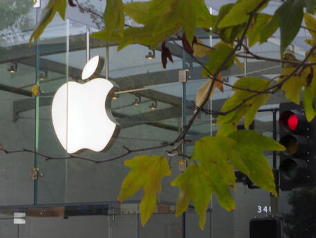 Il logo di Apple negli uffici di Palo Alto in California © EPA