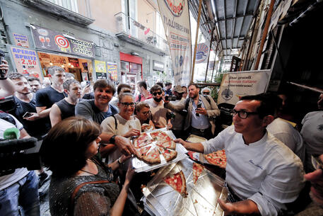 'La pizza al popolo', a Napoli bagno di folla anti-Briatore © ANSA