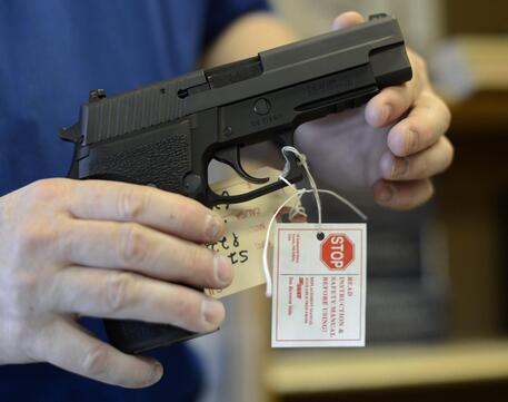 Una pistola in un negozio di armi in Georgia © EPA