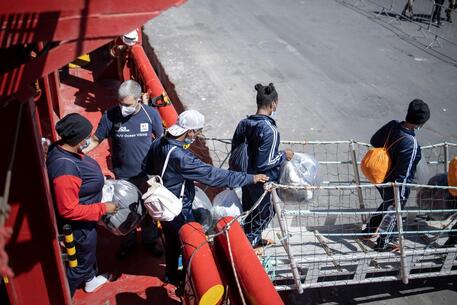 Lo sbarco dei migranti arrivati a bordo della 