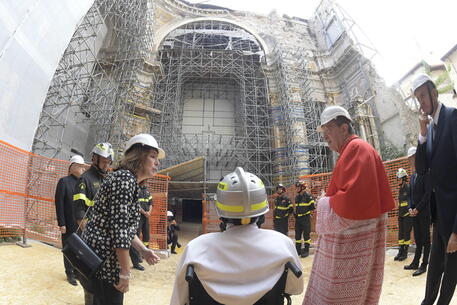 Papa Francesco nel Duomo non ricostruito a L'Aquila © EPA