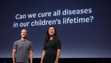 Mark Zuckerberg e la moglie Priscilla Chan mentre presentano la loro iniziativa a favore della ricerca biomedica (fonte: Chan Zuckeberge Initiative) (ANSA)