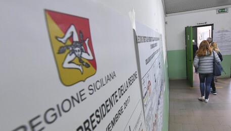 Elezioni: regionali Sicilia, aperti i seggi (ANSA)