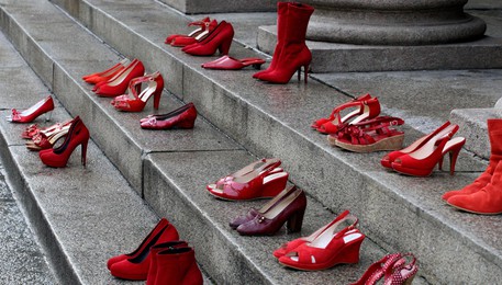 Scarpe rosse per dire no alla violenza sulle donne (ANSA)
