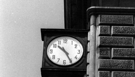 L'orologio all'esterno della stazione di Bologna, distrutta dall'esplosione della bomba esplosa il 2  agosto 1980, fermo sulle 10.25, l'ora della strage (ANSA)