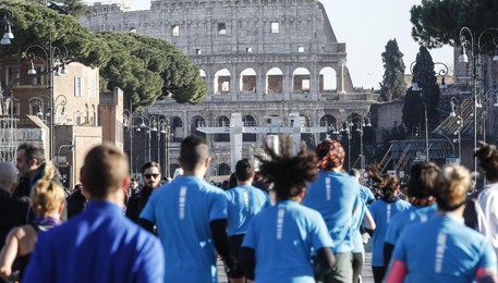 Partecipanti alla maratona We Run Rome durante l'edizione del 2019 (ANSA)