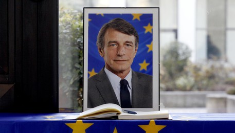 European Parliament�s condolences book on Sassoli in Milan (ANSA)