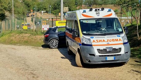 Un'ambulanza nei pressi della pista di motocross dove è avvenuto l'incidente (ANSA)
