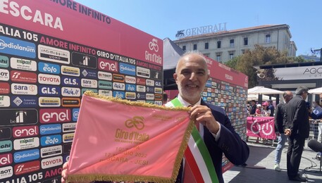 Bandiera rosa del Giro d'Italia, tappa Pescara-Jesi (ANSA)
