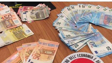 Gdf Ancona, sequestro banconote false (ANSA)