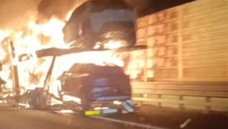 Bisarca prende fuoco sulla A21, autostrada chiusa e km di code (ANSA)