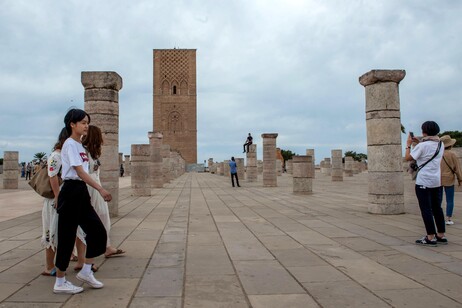 Turisti di fronte alla Torre Hassan a Rabat