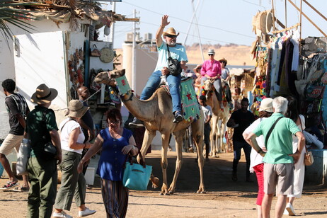Turisti nel villaggio di Gharb Suhail in Egitto