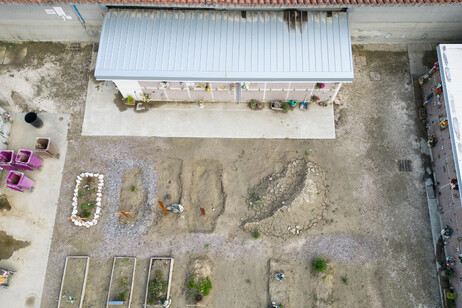 Alcune tombe scavate nel fango, un mese dopo l'alluvione, in una veduta aerea del cimitero di Sant'Agata sul Santerno (Ravenna)