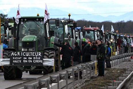 Gli agricoltori europei incontrano von der Leyen, De Croo e Rutte