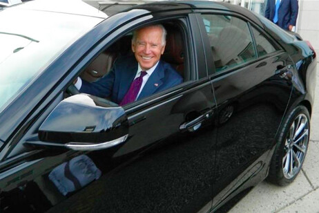 Il presidente Biden guidava personalmente la Cadillac (credit: Cadillac Wilmington)