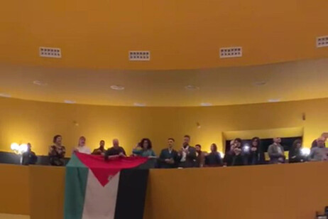 Flashmob pro Palestina al termine della prima di Tosca al Teatro Lirico di Cagliari