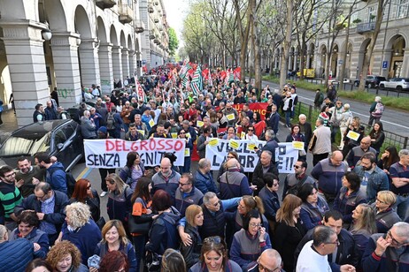 Thousands march in Turin demanding future for Mirafiori