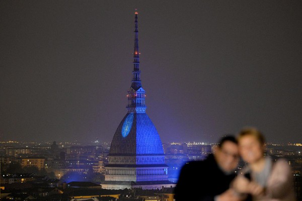 Autismo: a Torino la Mole Antonelliana si tinge di blu