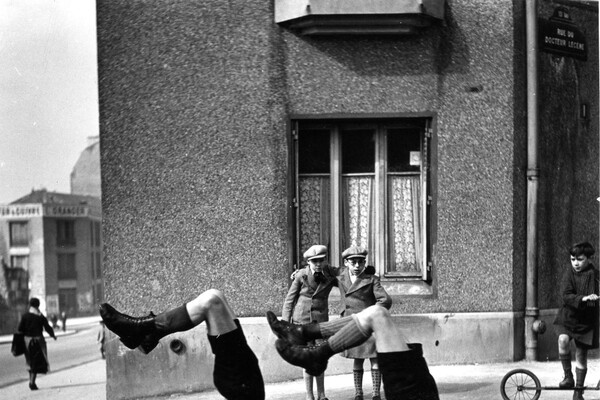 MOSTRA 'ROBERT DOISNEAU. PESCATORE D'IMMAGINI' A PISA - - Robert Doisneau, Les frres, rue du Docteur Lecne, 1934 Ate