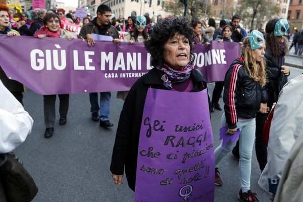 Violenza donne: corteo Roma, slogan contro la Raggi