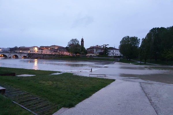 Maltempo: fiume lambisce binari,sospesa Bologna-Rimini