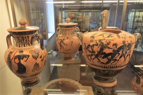 vasi etruschi esposti nel museo nazionale archeologico Cerite di Cerveteri