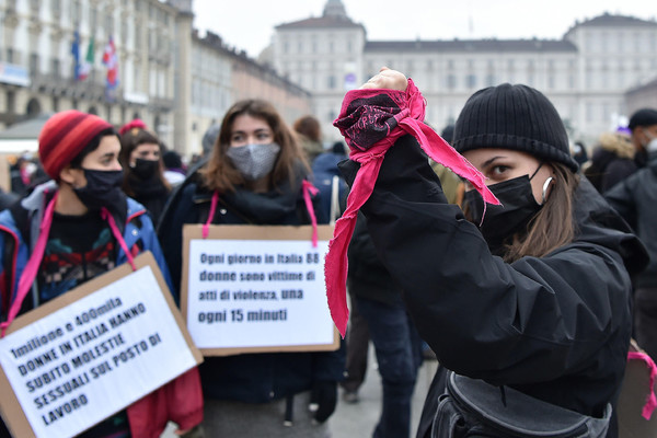 Violenza donne: Torino, la piazza abbatte il 'muro' sessista