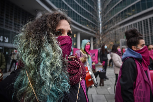 Manifestazione femminista donne Non una di Meno davanti alla Regione Lombardia