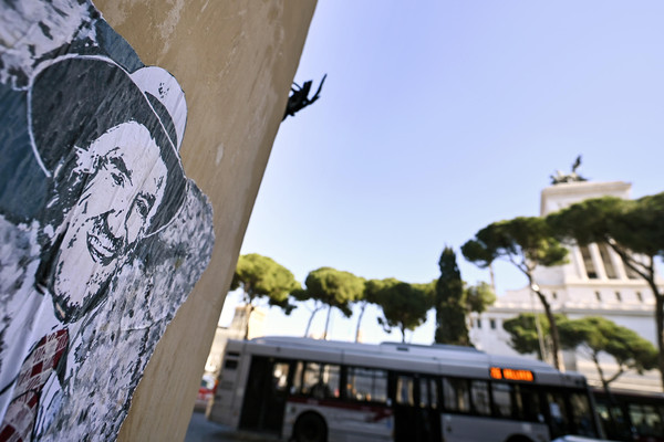 A mural dedicated to Gigi Proietti in Rome