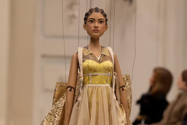 Moda: Moschino, video con marionette-indossatrici